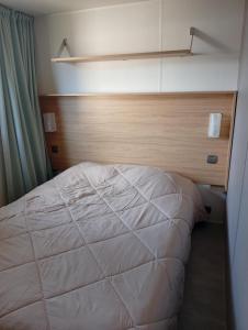 KOKUA VACANCES Mobil Homes Résidentiels camping 4 étoiles MIMIZAN PLAGE客房内的一张或多张床位