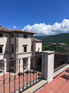 un edificio con una valla delante en Acquasparta Piazza, en Acquasparta