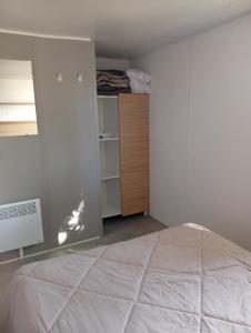 KOKUA VACANCES Mobil Homes Résidentiels camping 4 étoiles MIMIZAN PLAGE客房内的一张或多张床位