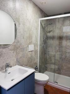 ein Badezimmer mit Toilette, Waschbecken und Dusche in der Unterkunft Acquasparta Piazza Condo - InBorgo in Acquasparta + 33 Fotos