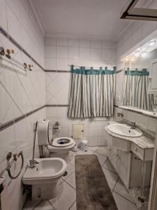 Un baño con dos inodoros, un lavabo y un espejo. en Casa Jugueiros, en Viseu 19 fotos más