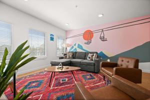 Χώρος καθιστικού στο Cozy Ski Lodge 2BR 2BA Rooftop Garage
