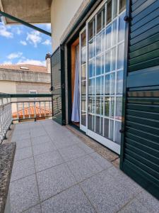 un balcón con vista a un edificio en Casa Jugueiros, en Viseu