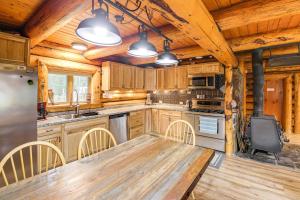 Η κουζίνα ή μικρή κουζίνα στο Fish and Hike Seeley Lake Cabin on 2 and Acres!