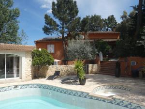 Bazén v ubytování VILLA SANLOREN Piscine et Jacuzzi nebo v jeho okolí