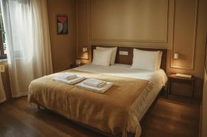 法鲁Fly House Faro的卧室里有一张床，床上放着两条毛巾。