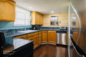 Η κουζίνα ή μικρή κουζίνα στο Lakeview Haven-Boat Slip-Dog Friendly-Sleeps 14