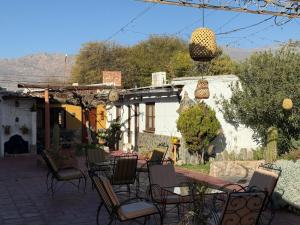 Eine Gruppe von Stühlen steht auf einer Terrasse in der Unterkunft Hostal Rustyk in Cafayate