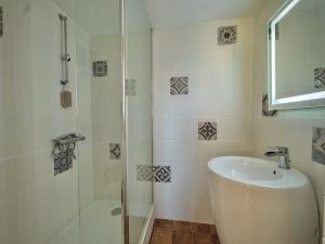 un bagno con doccia, vasca e lavandino di Les Hauts de Bezouce, Vue, Piscine & Calme a Bezouce