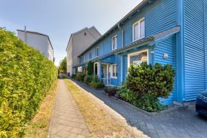 a blue building with a sidewalk next to a street at Ferienhaus Odin in Bansin