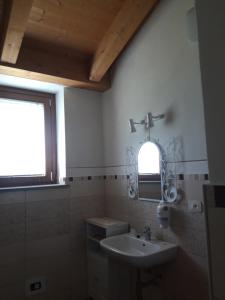 a bathroom with a sink and a mirror at Cascina Nuova in Mombasiglio