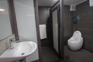 Koupelna v ubytování NT Old Gate Hostel