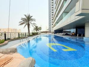 una piscina in un edificio con un numero sopra di Ocean Heights New 2BDR with full Sea & Dubai Eye view in Marina by CEG Group a Dubai