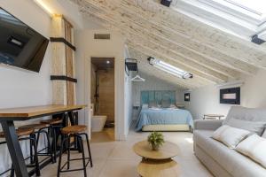 ein Wohnzimmer mit Sofa und Tisch in der Unterkunft Stay Unique Apartments Plaza del Marqués in Málaga