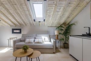 ein Wohnzimmer mit Sofa und Tisch in der Unterkunft Stay Unique Apartments Plaza del Marqués in Málaga