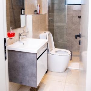 SkyView Haven by Seluveto Homes في نيروبي: حمام مع مرحاض ومغسلة ودش