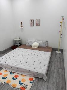 a bedroom with a large bed and a rug at Méow Homestays in Ðoan Xá