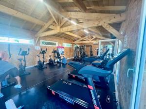 米尼赞海滩KOKUA VACANCES Mobil Homes Résidentiels camping 4 étoiles MIMIZAN PLAGE的健身房,有几个人在健身房锻炼
