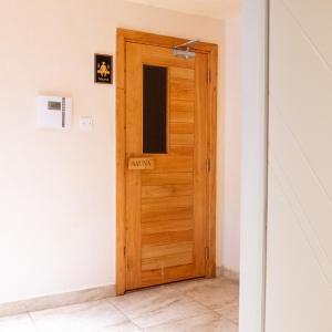 SkyView Haven by Seluveto Homes في نيروبي: باب خشبي في زاوية الغرفة