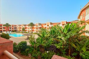 an apartment complex with a swimming pool and palm trees at Apartamento T2 com wifi in Santa Maria
