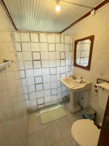 a bathroom with a toilet and a sink at Casa familiar cerca de la playa in La Laguna Zapallar