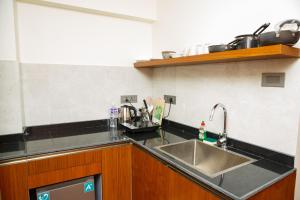 una cucina con un lavello e un piano di lavoro di Mandah Heritage Home a Kathmandu