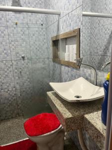un baño con lavabo e inodoro en Casa da Tetinha, en Lençóis