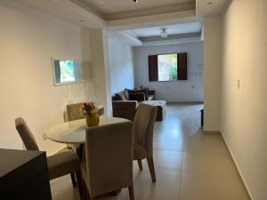 Un comedor y una sala de estar con mesa y sillas. en Casa da Tetinha, en Lençóis 1 foto más