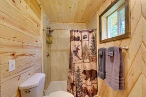 Ένα μπάνιο στο Kenai Peninsula Base Camp Cabin in Soldotna +16 φωτογραφίες