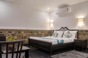 Voodi või voodid majutusasutuse Jim & Holmes Resort & Luxury Residences in Jim Corbett National Park toas