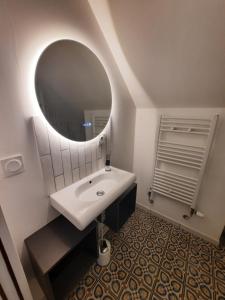 Bilik mandi di Grand Gîte et Moucherolles - 17 Pers +48 gambar