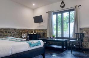 Voodi või voodid majutusasutuse Jim & Holmes Resort & Luxury Residences in Jim Corbett National Park toas