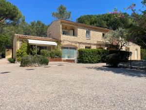 a house with a large driveway in front of it at La maison de la Cigale in Forcalqueiret