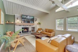 Gallery image of Pool and Lake Access, Yard Poconos Family Getaway in East Stroudsburg