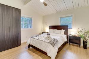 una camera da letto con un letto grande con testiera in legno di Pool and Lake Access, Yard Poconos Family Getaway a East Stroudsburg Altre 27 foto