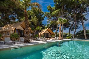 Bazen u objektu Waterman Beach Village ili u blizini
