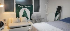 Un dormitorio con un cartel navideño y una cama. en Black Stone House, en Seúl