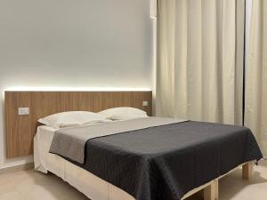A bed or beds in a room at Hotel Brivio