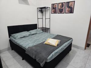 a bedroom with a bed with a black frame at Flat completo a 22 minutos do polo industrial in Aparecida de Goiania