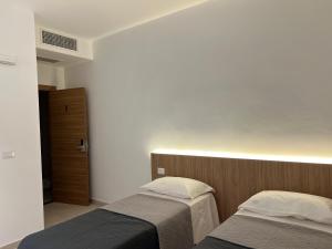 A bed or beds in a room at Hotel Brivio