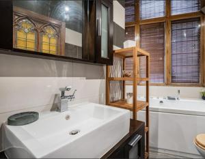 Gallery image of Traditional English Victorian Apartment in London +2 photos