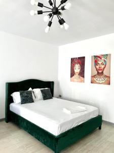 a bedroom with a bed with a ceiling fan at Nik and dom Alezzi studio in Mamaia Sat/Năvodari +23 photos