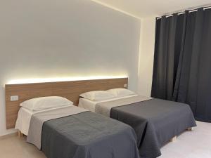 A bed or beds in a room at Hotel Brivio