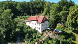 eine Luftansicht eines großen weißen Hauses mit rotem Dach in der Unterkunft Hotel Burgblick Meißen in Meißen