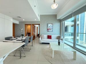 un soggiorno con un divano e un tavolo di Ocean Heights New 2BDR with full Sea & Dubai Eye view in Marina by CEG Group a Dubai Altre 23 foto