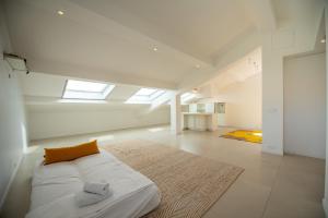 een witte kamer met een bed en een tapijt bij Villa Joia 2 vue mer 7 chambres in Saint-Tropez +52 foto's