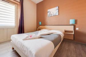 Postel nebo postele na pokoji v ubytování Rev'Hotel