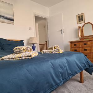 ペイントンにあるPreston Beach Houseのベッドルームに青いベッド(枕付) +23枚の写真