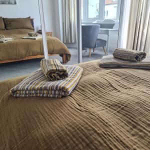 ペイントンにあるPreston Beach Houseの寝室に枕が2つ置かれたベッド