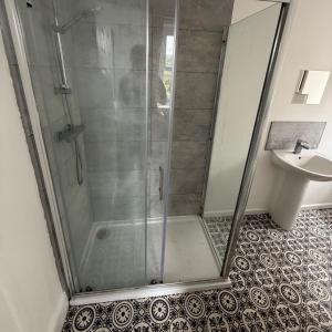 Ένα μπάνιο στο 1 Bed Flat